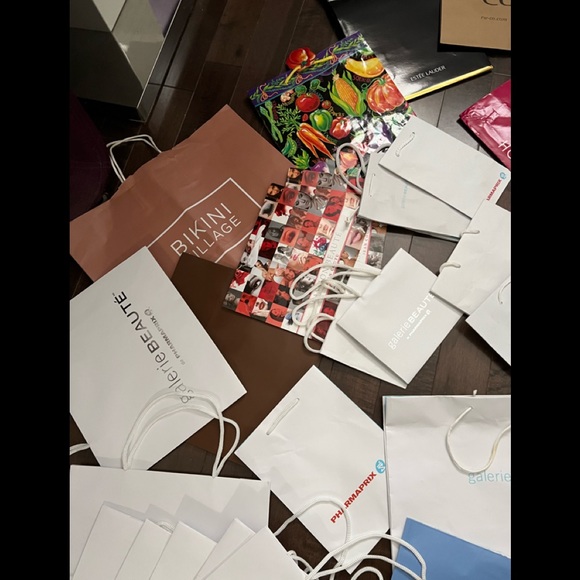 Paper bags from different stores and gift bags - Picture 3 of 5